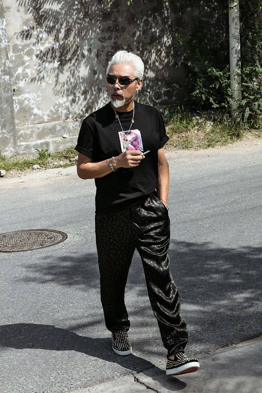 66岁张双利还这么敢穿造型青春时髦这名副其实的潮大爷