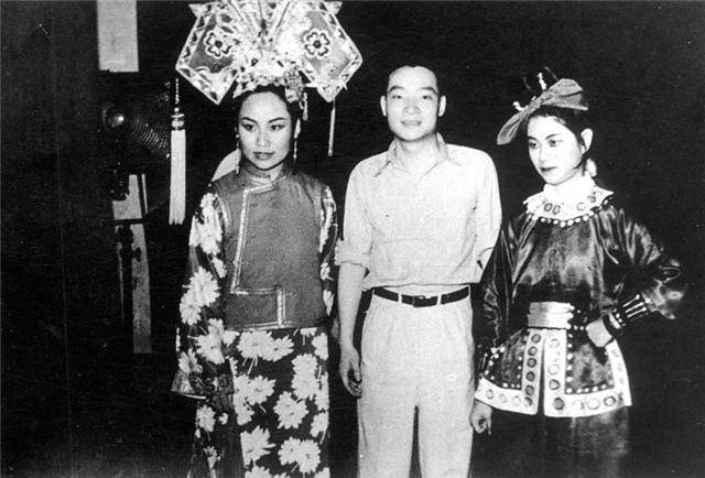 对于冯亦代来说,郑安娜是体贴的贤内助,是温柔的解语花.