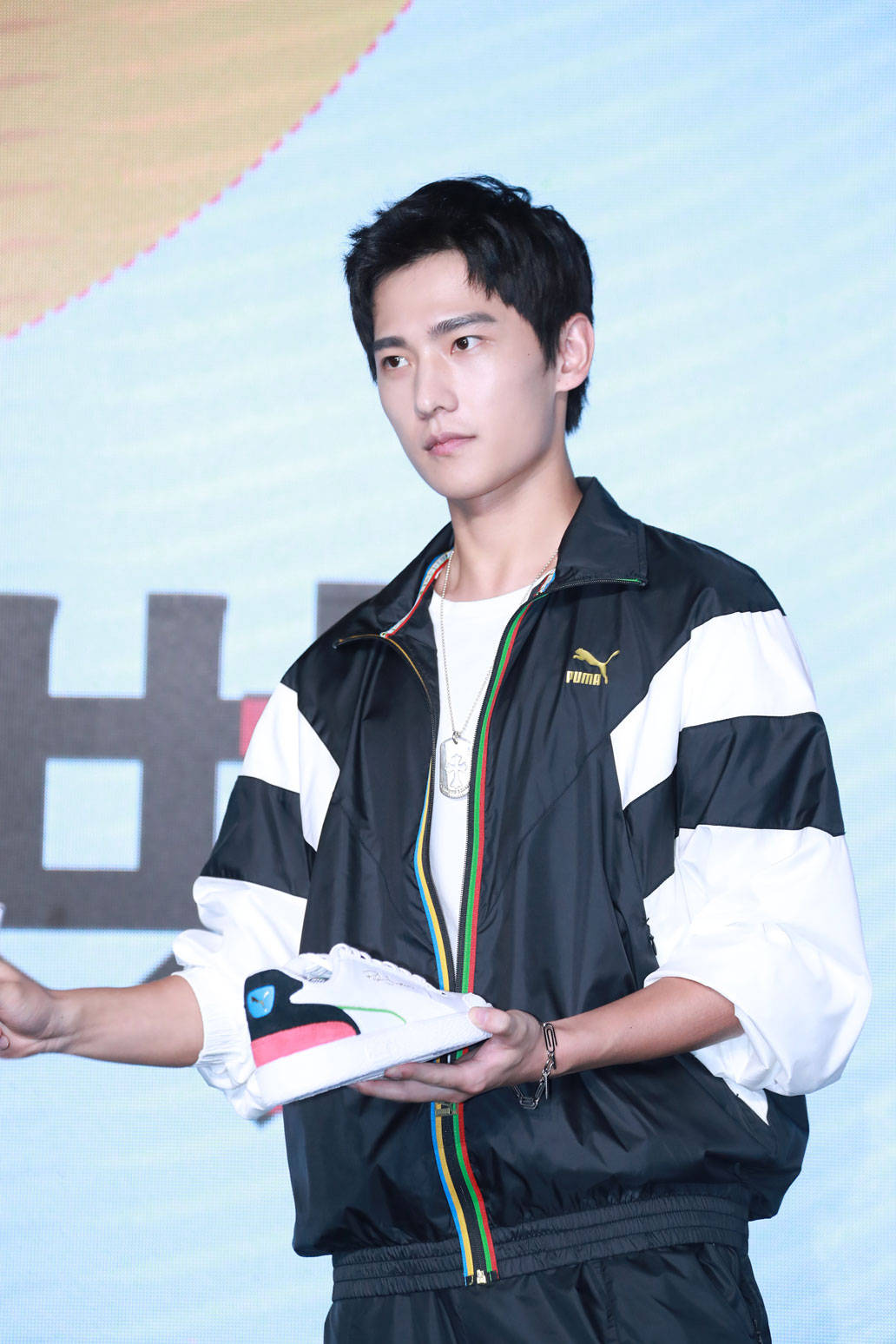 杨洋运动装亮相青春飞扬 笑称录《哥哥》像参加夏令营