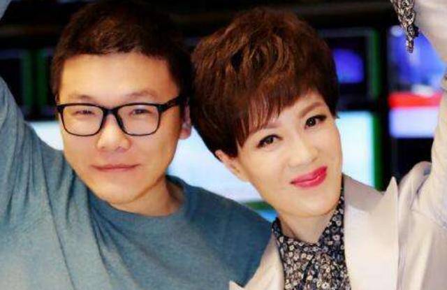 她是最俏皮的央视主持,直播时事故不断,为何人气仍然很高?