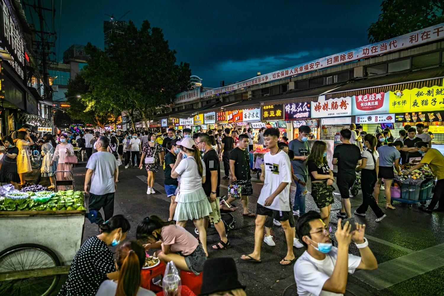 武汉人不去户部巷汉口水塔美食街人气旺盛物价与户部巷差不多