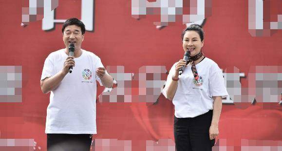 赵本山和潘长江革新的新式二人转受到了众人的喜爱,闫淑萍作为一个