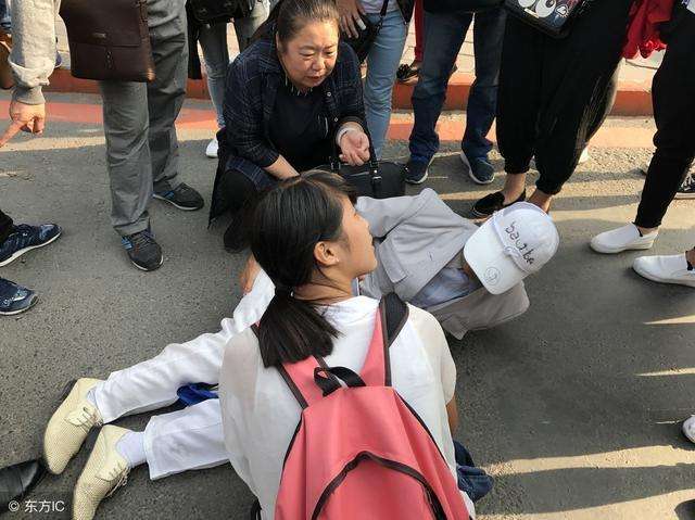 贵阳一85岁老人跌倒,女孩扶起送医后遭讹诈,如果是你会怎么做?
