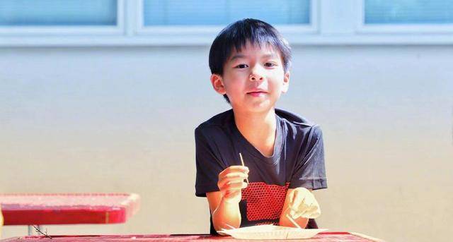 张庭夫妻为赚钱拉儿子营业被拒绝,明星晒子女究竟是好是坏?_林秉翰