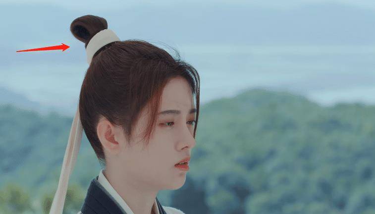 《漂亮书生》鞠婧祎男儿装,扎丸子头被截图,这发量我没看错吧?