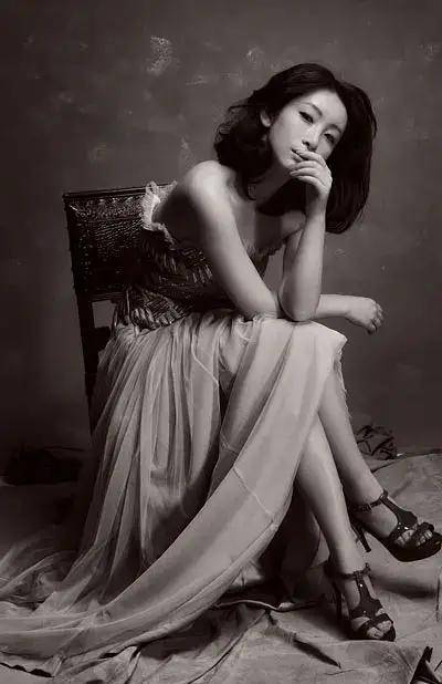 2007年,她接演话剧《红玫瑰与白玫瑰》中的"红玫瑰"王娇蕊一角.