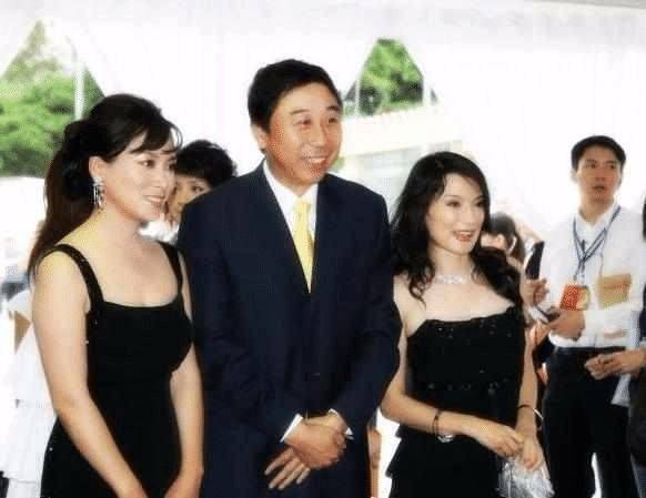 62歲馮鞏一家近照老婆風韻猶存35歲兒子顏值一言難盡