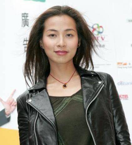 艳星麦家琪一脱而红学舒淇穿回衣服却被儿子扯下遮羞布