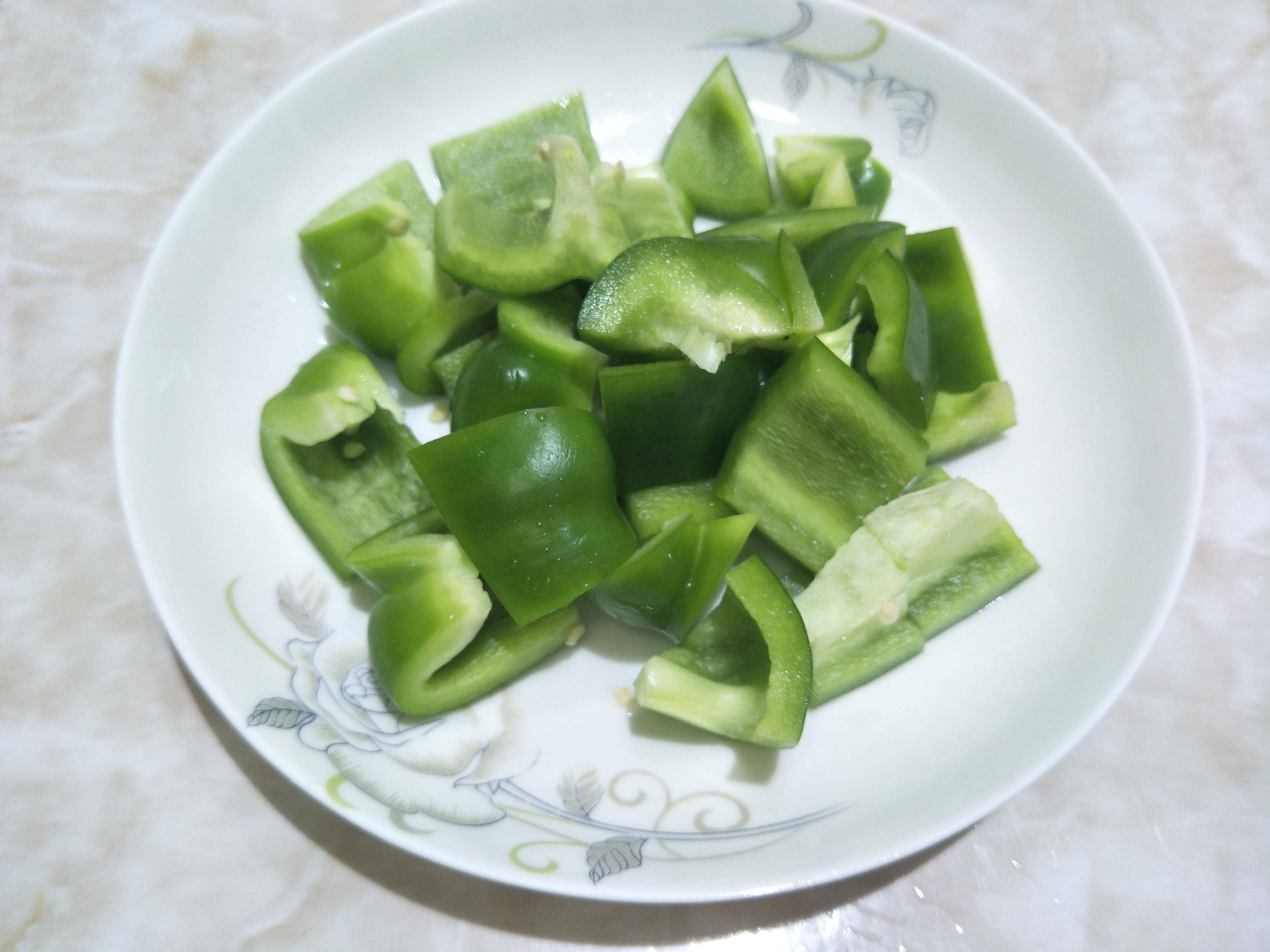 土豆和青椒一起炒,成本不过5块钱,清脆爽口,青椒翠绿土豆不黑