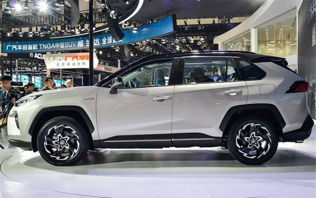 丰田又出"王炸",油耗低至4.6l,两驱,四驱随意选,小号汉兰达