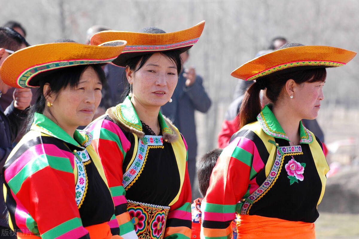 土族的来历你知道吗这里是青海土族姑娘个个身材高挑肤白貌美