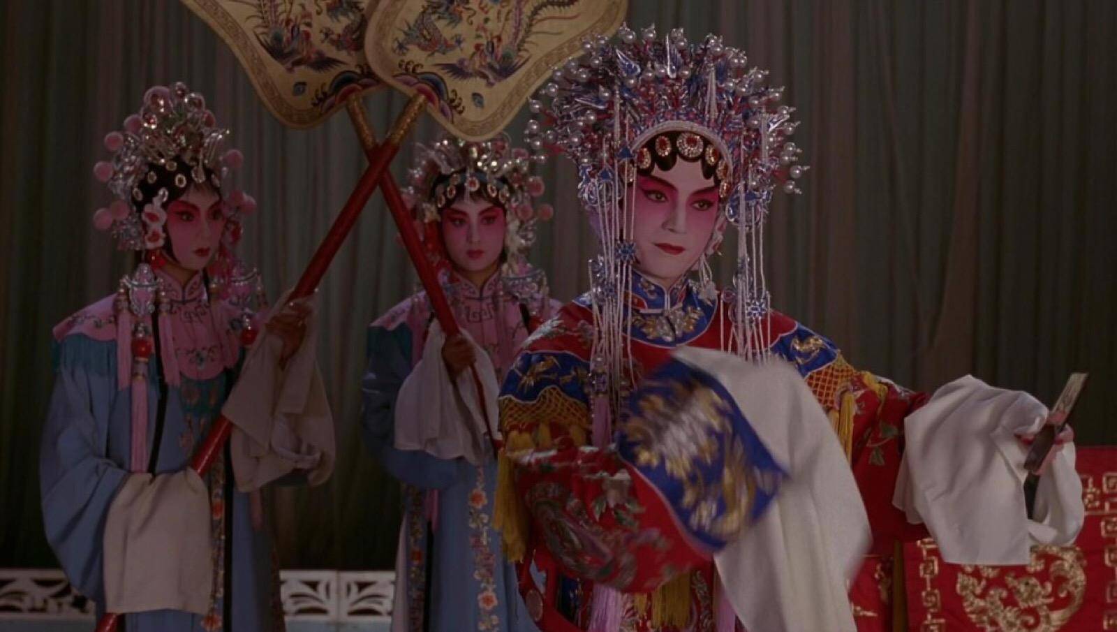 小尊龙十岁的时候,养母实在无力抚养他,就把他送到香港的春秋社学京剧