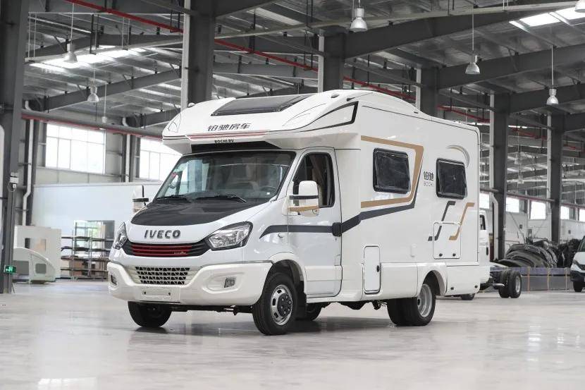 新款依维柯房车上市能洗衣做饭还有卧室适合3口售价不到40万