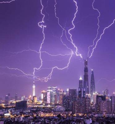 骇人的雷电上海东方明珠塔被闪电击中大自然的警示