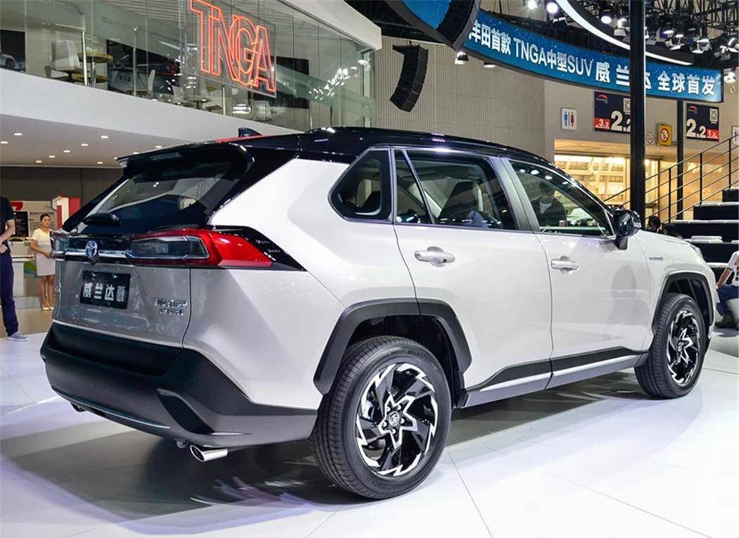 丰田又出"王炸",油耗低至4.6l,两驱,四驱随意选,小号汉兰达