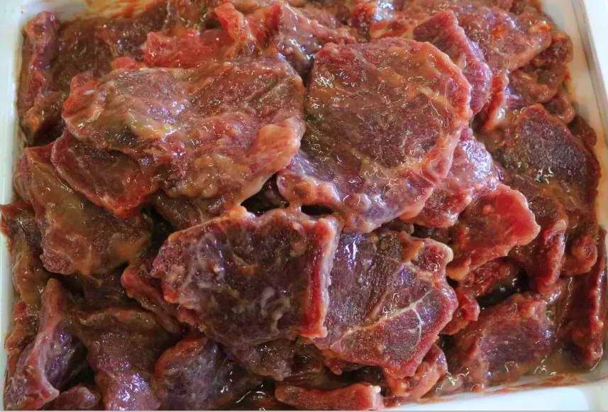 筠连这家火锅店太实在了,牛肉,牛杂按斤称,素菜,水果,甜品,炒饭免费吃