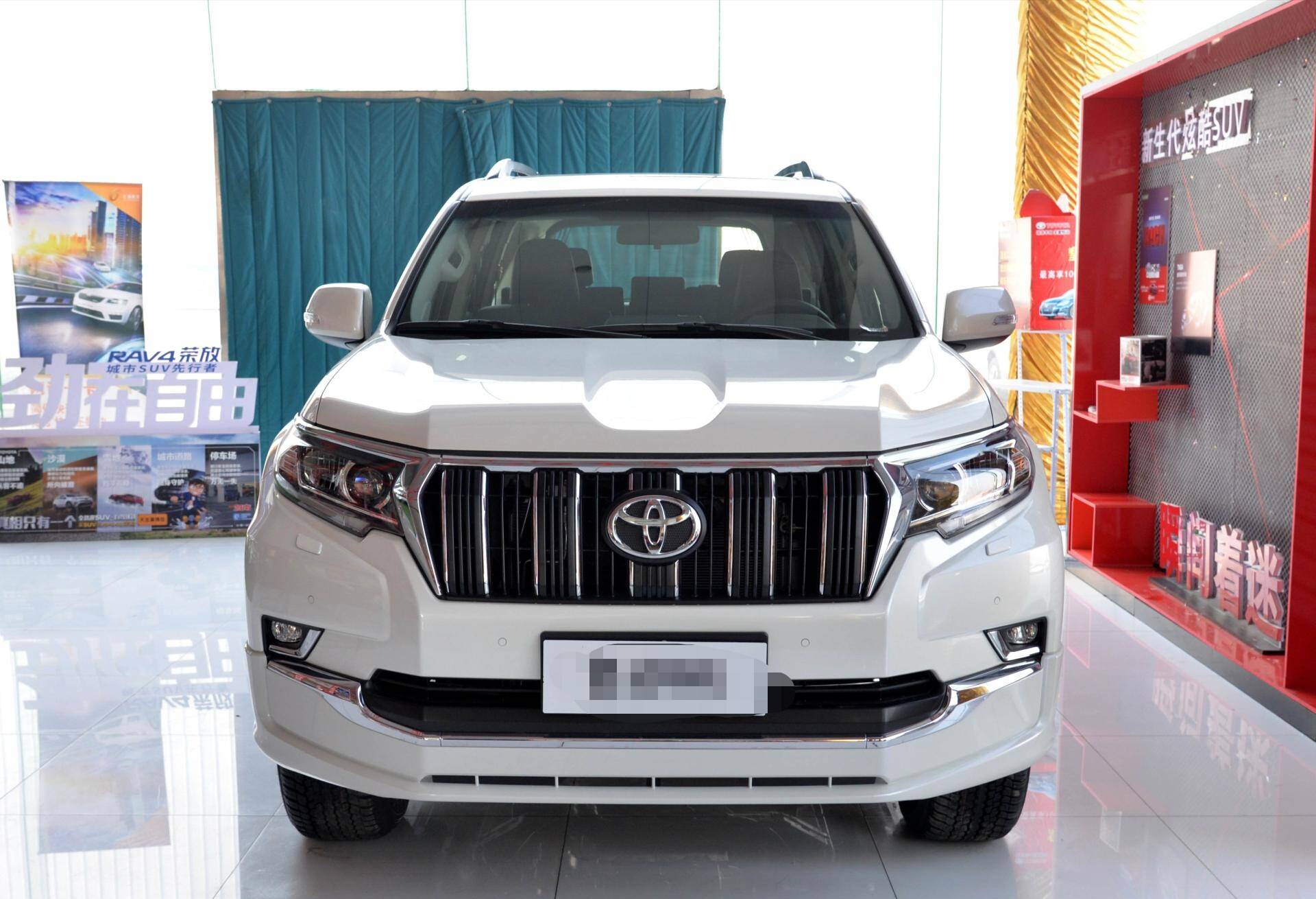 首台新款丰田普拉多到店28t6at预售48万外观比帕杰罗帅气