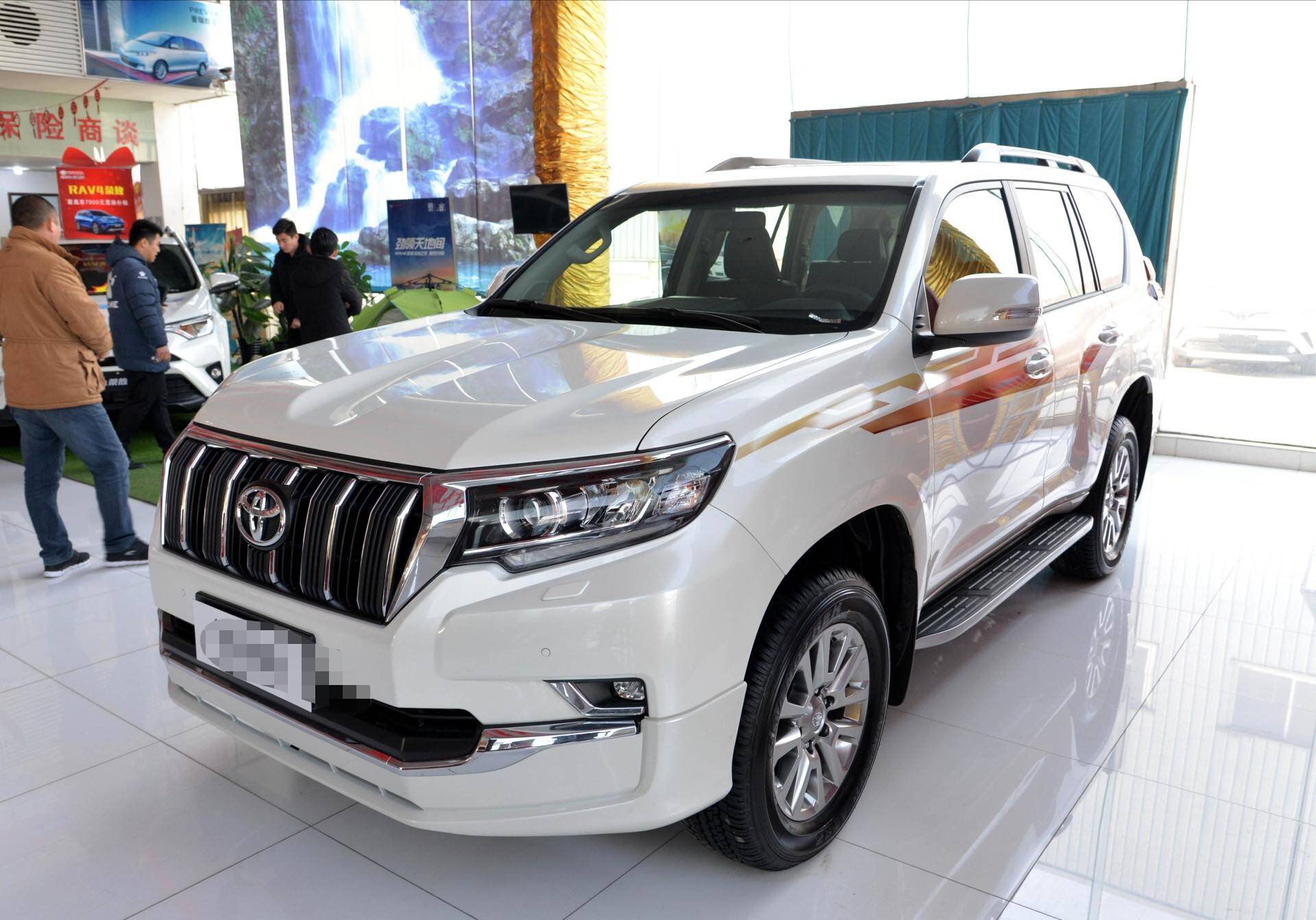 值得一提的是,这次全新的丰田普拉多车型除了拥有丰富的配置以及全新