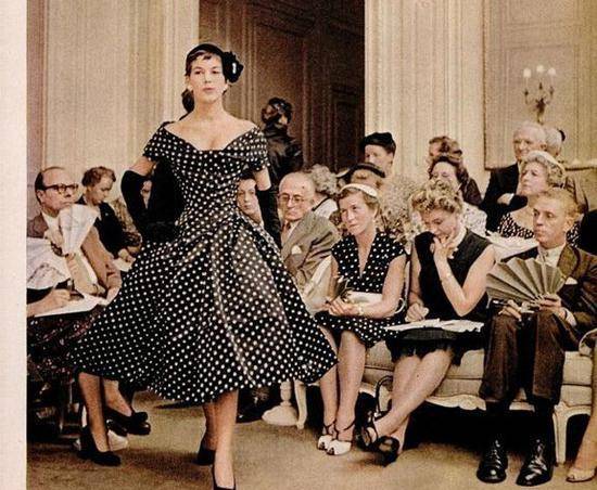 在电影《七年之痒》中,就有用波点泳衣作为剧中服饰,玛丽莲梦露身着