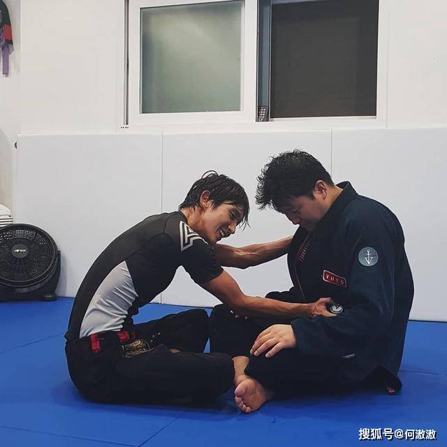 《恶之花》李准基肌肉引热议!李准基环抱老婆,秀强壮手臂肌,麦色腹肌