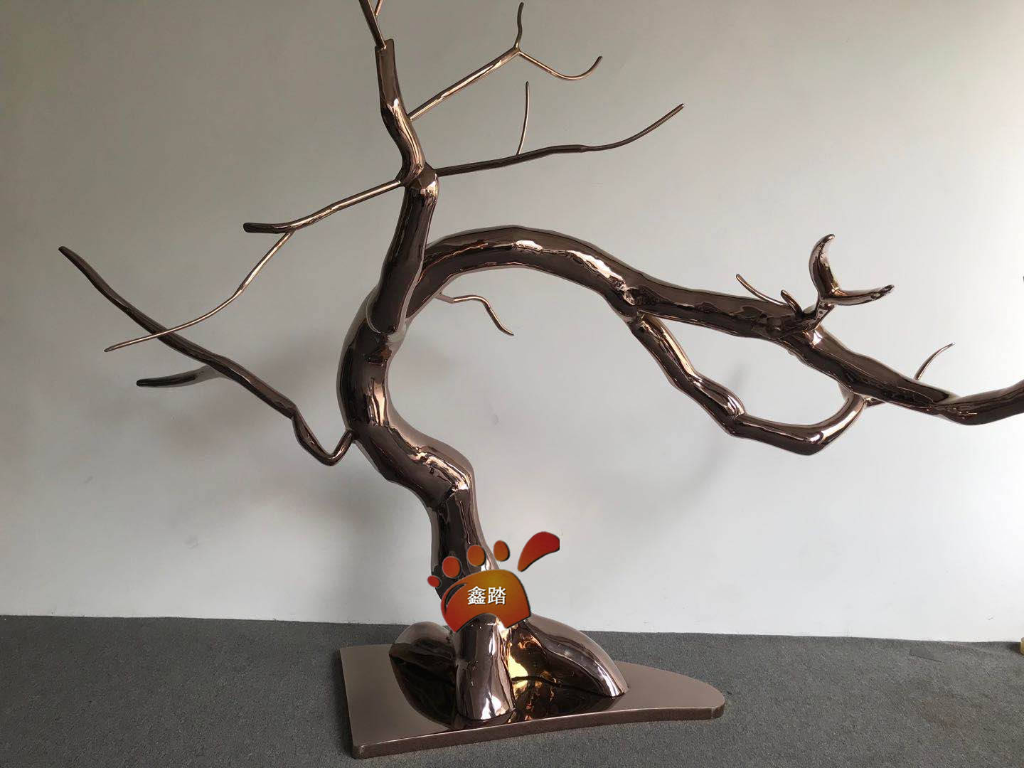 玫瑰金不锈钢古树金属树雕塑将树的姿态展现的淋漓尽致