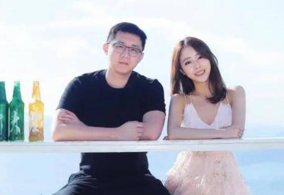 鱼皇直播求婚成功,上个月还哭着要分手,送辆跑车就答应了_王筱沫