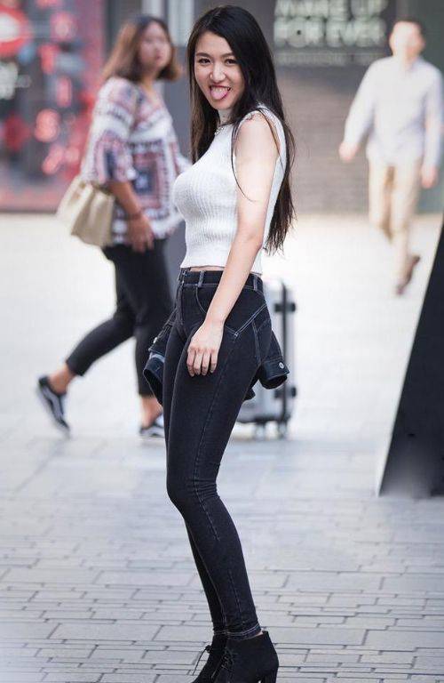 微胖身材的深v轻熟女展露耀眼的曼妙身姿,妥妥的女神范儿