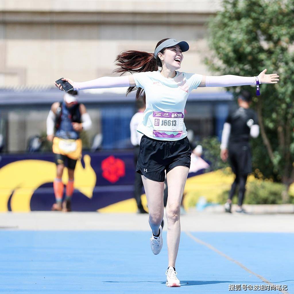 穿运动装跑马拉松好活力,170身材腰细腿长太优越_手机搜狐网