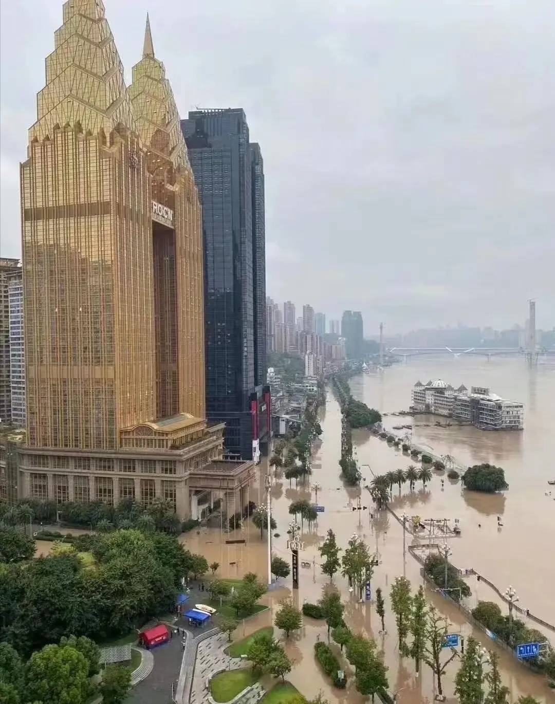 重庆的水太大了喜来登大厅进水钟楼广场也看海