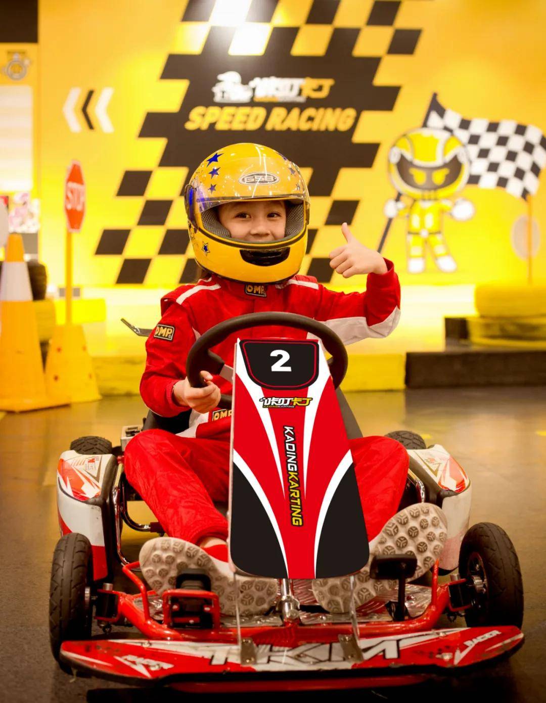 宝贝变身小小赛车手,有没有萌翻你.