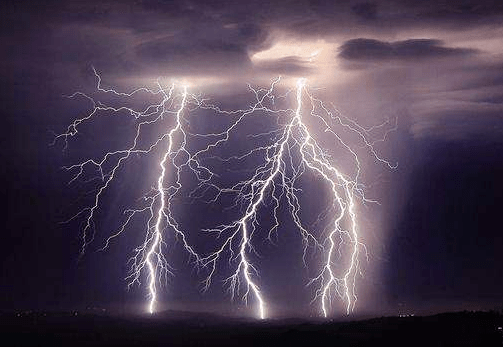 三天三夜!美国加州遭到上万次雷击,天雷地火,场面一度十分混乱