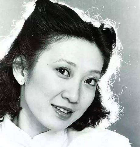 有一天,他们在外面出游回来,亦舒说自己有夜盲症,要岳华送自己回家.