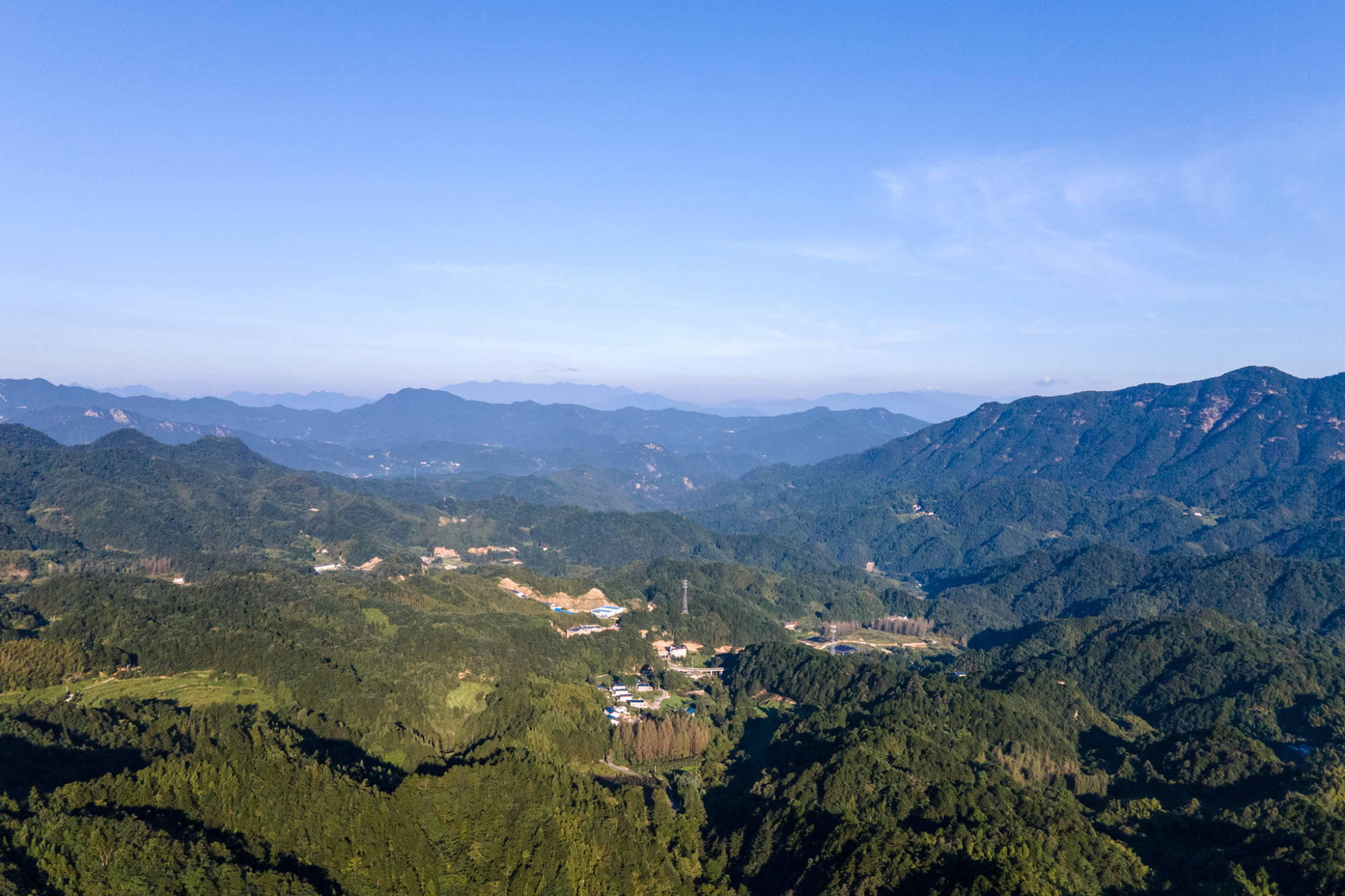 藏在安徽大别山中的避暑胜地,夏季气温22度,晚上睡觉还要盖被子