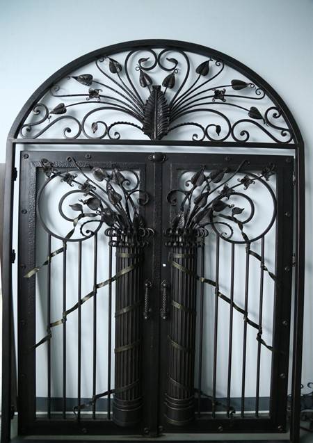 (图5 固格澜栅铁艺拱形门)而现今随着时代的发展,对称美在生活中无所