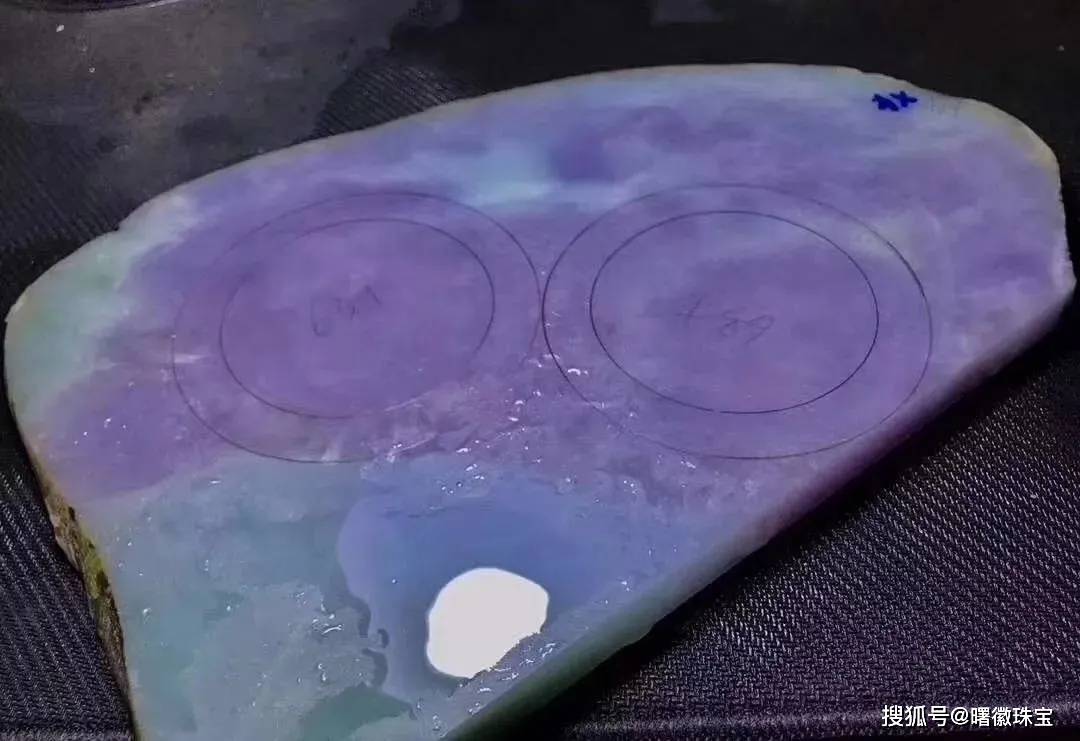 一块满是裂痕的翡翠片料会带来什么意外惊喜呢