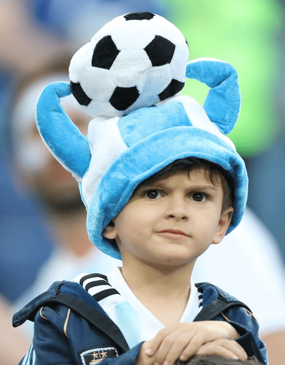 08 eastnews比赛结束后,日本球迷带着塑料袋来到体育场,捡起垃圾