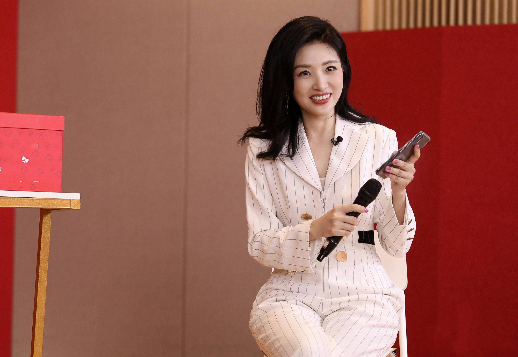 原创周涛哪像52岁,一袭连体裤秀腰臀比,网友:被她的好身材惊艳了