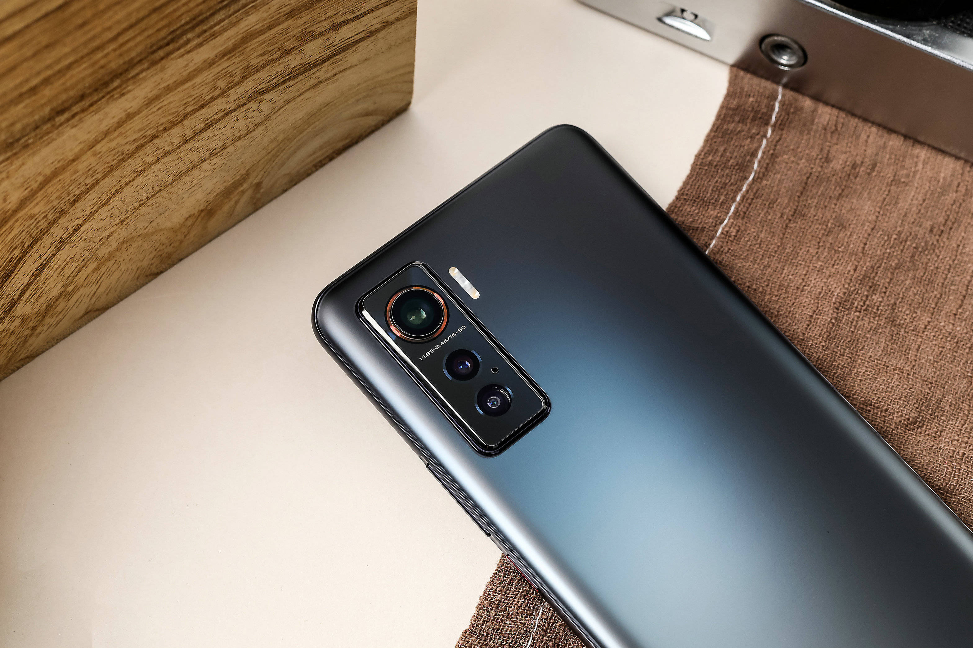 艾酷已不再是曾经新款iqoo5靓丽而行让游戏世界更美一点