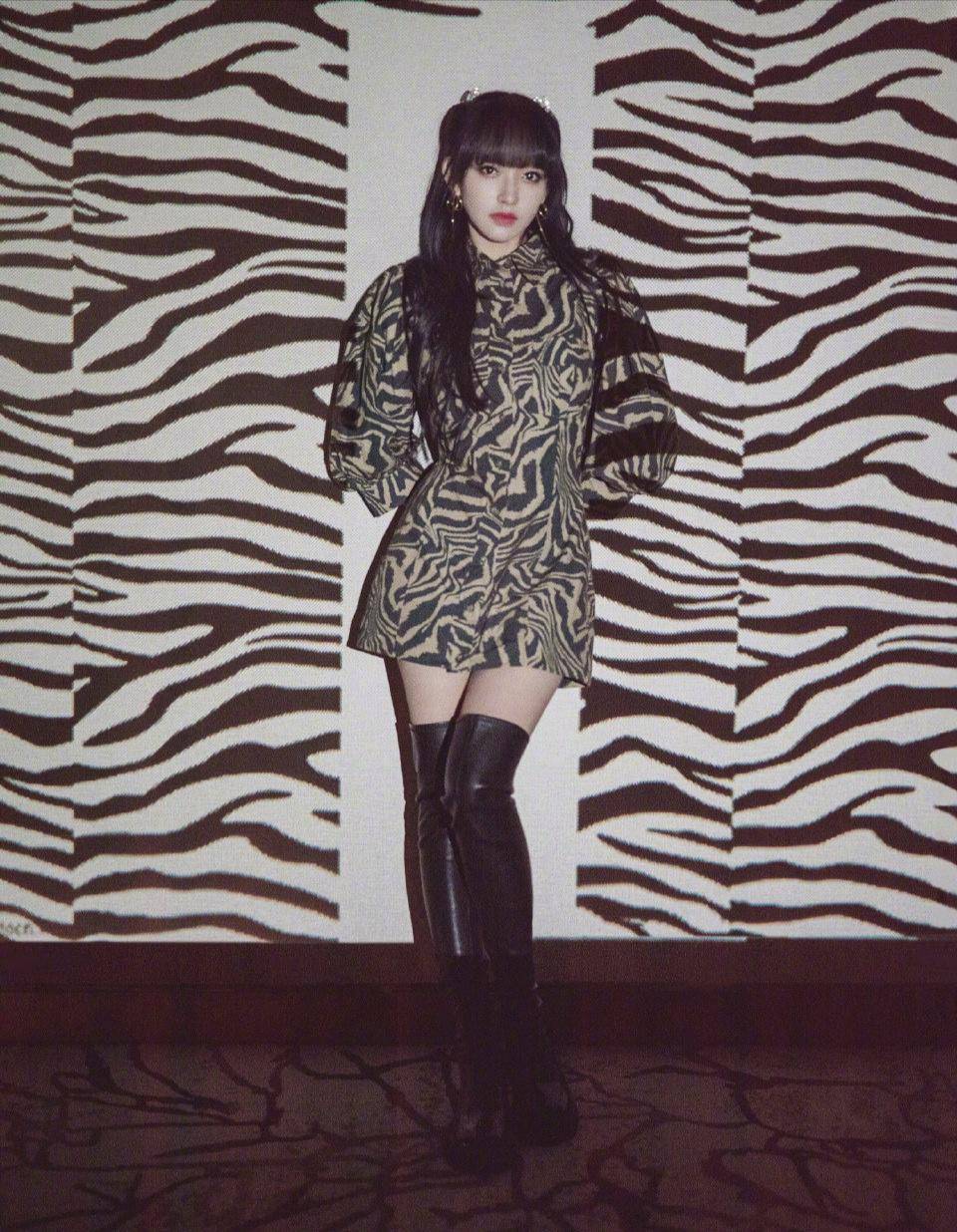 程潇酷飒造型来袭豹纹短裙秀出女王风范黑色长靴又帅又拉风