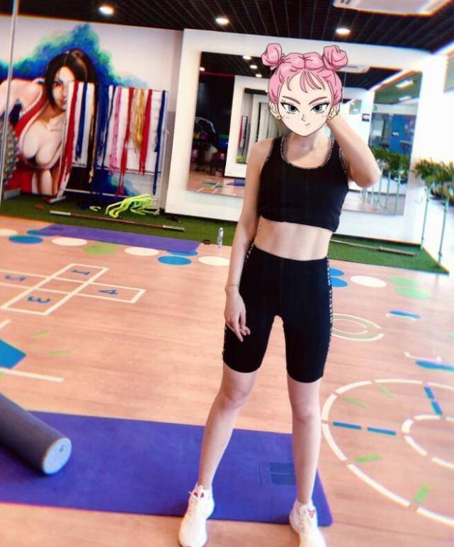 余霜分手后继续放飞自我晒出最新健身照马甲线很明显