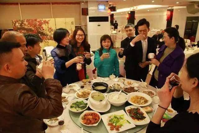 发工资同事要你请客低情商的只会哭穷高情商的这样做