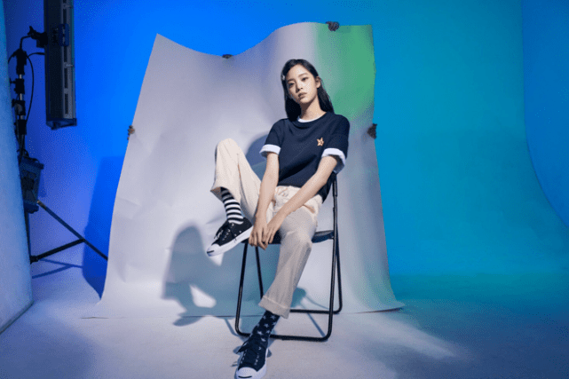 欧阳娜娜封面造型太飒!少女容颜俏皮可爱,帆布鞋总能穿出时尚感_匡威