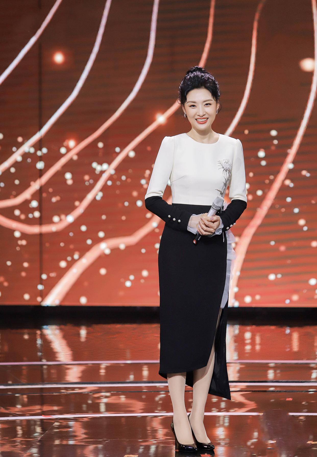 周涛怎么不显老扎高马尾配紧身裙身材纤瘦无赘肉60后里少见