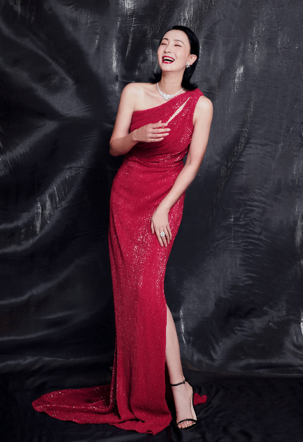 真是被陶虹惊艳了,穿红色亮片裙配高跟鞋,完美9头身比例太迷人