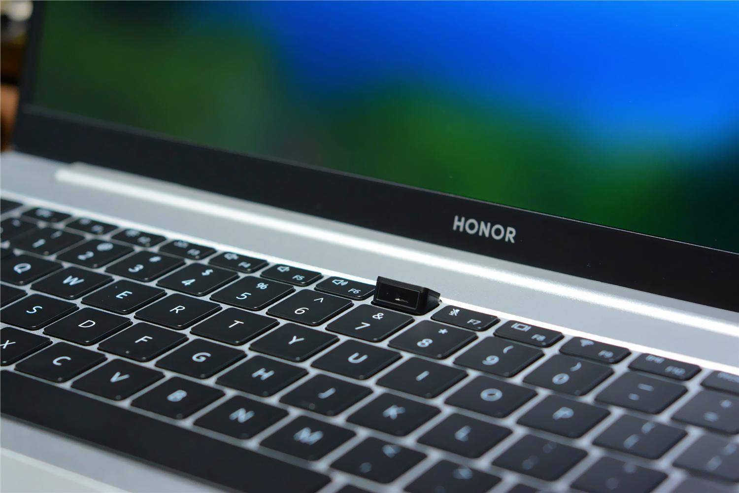 荣耀锐龙版笔记本全方位测评161寸能不能玩87g大型游戏