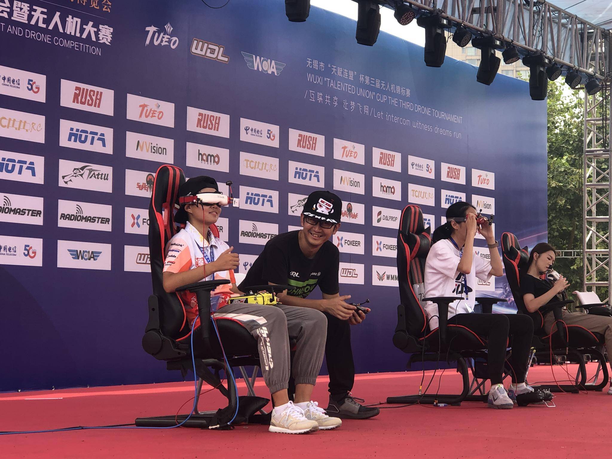 由于速度极快,无人机竞速也被称为"空中f1",而fpv(第一人称视角)系统