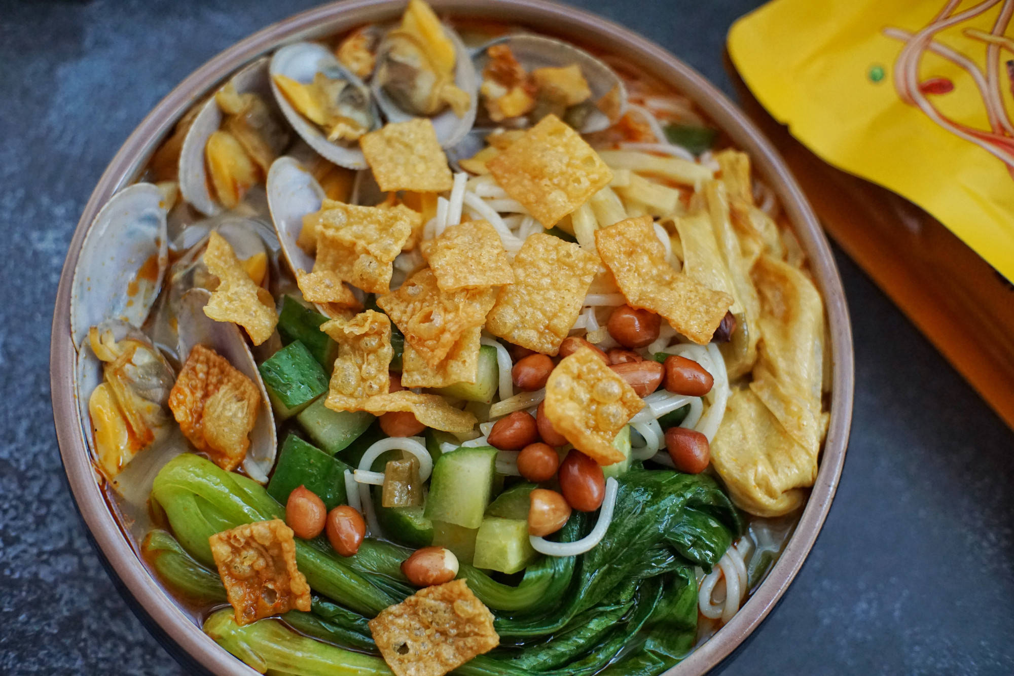 【开心花甲螺蛳粉】水平有限螺蛳粉1包,花甲200克,黄瓜1小节,腐竹1张