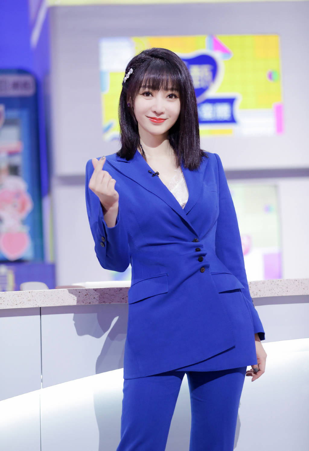 柳岩很会穿淡蓝色西装配白色尖头鞋系3厘米腰带显得腿更长了