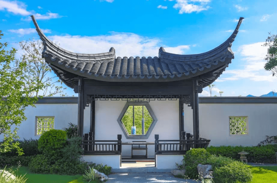 院内一座纤巧空灵的亭台水榭,戗角高翘,黛瓦覆盖,青砖宝顶,每个细节都