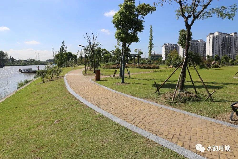 月城鎮濱河公園,佔地128畝, 2018年底建成,東臨錫澄運河,西接水韻社區